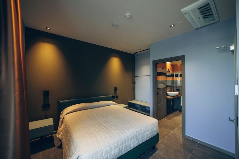 Comfort Double Room | Minibar, in-room safe, desk, laptop workspace