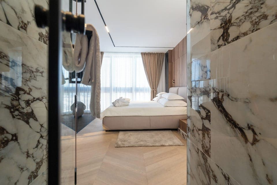 Deluxe Double Room, Sea View | Bathroom | Free toiletries, hair dryer, bathrobes, slippers