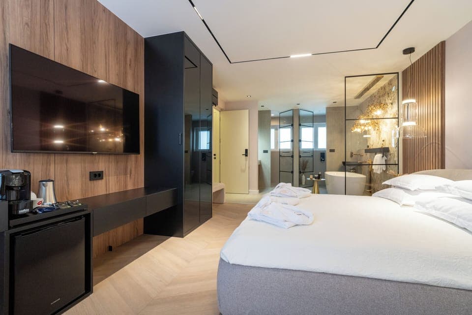 Deluxe Double Room with Bathtub, City View | In-room safe, individually decorated, individually furnished