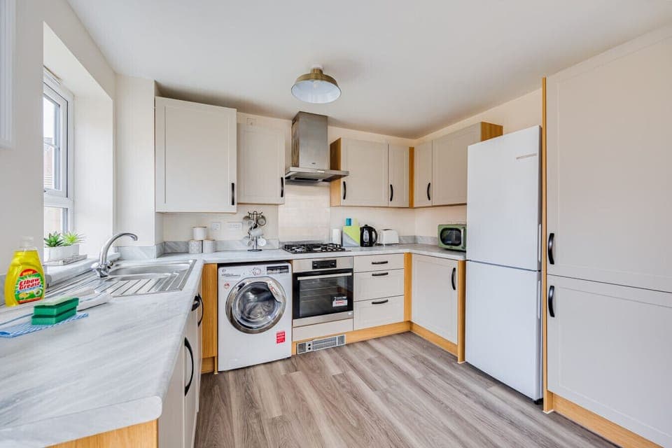 A fully equipped kitchen with everything you need to prepare a home-cooked meal.