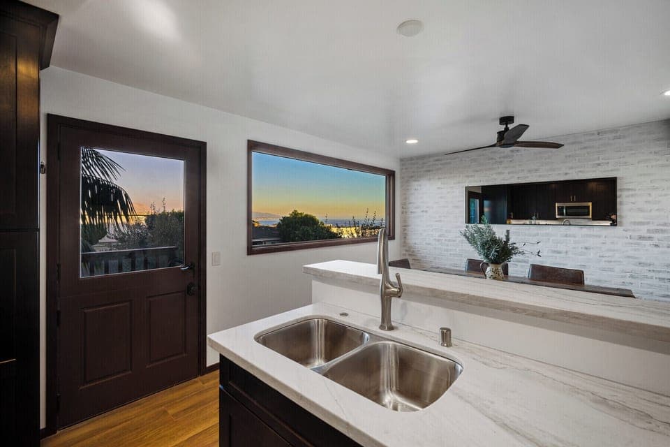 Kitchen with eating area and Ocean View
