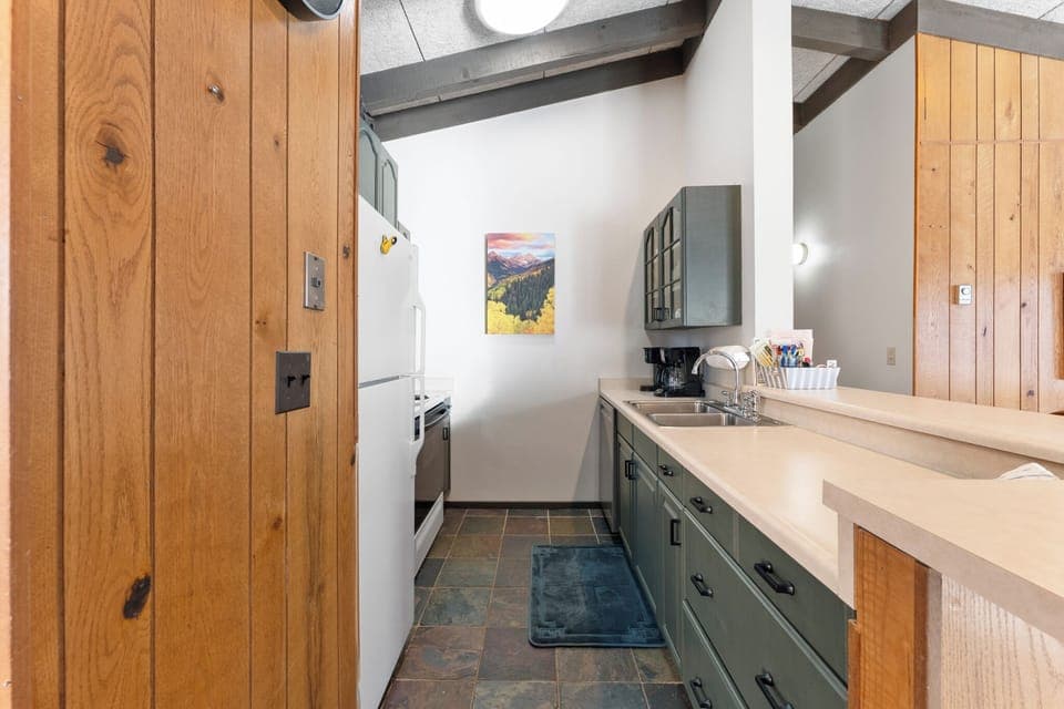 Full kitchen with breakfast bar seating.
