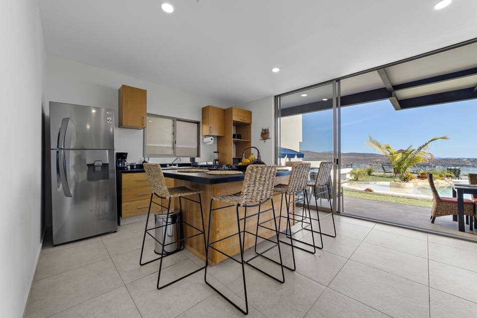 House, 4 Bedrooms, Lake View | Dining room