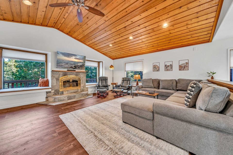  Living room: Smart TV, gas fireplace, central heating, no A/C
