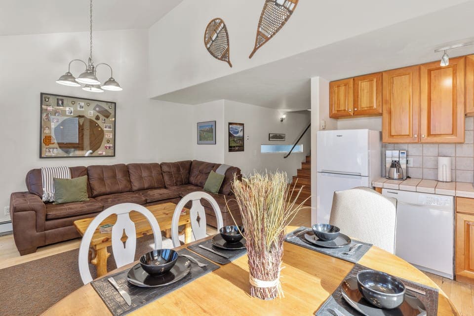 Dining   - Telluride Lodge 338 - Vivid Vacation Rentals - Dining   - Telluride Lodge 338 - Vivid Vacation Rentals