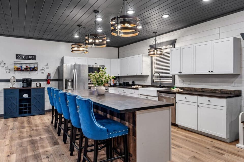 Cabin 1: Fully equipped kitchen.