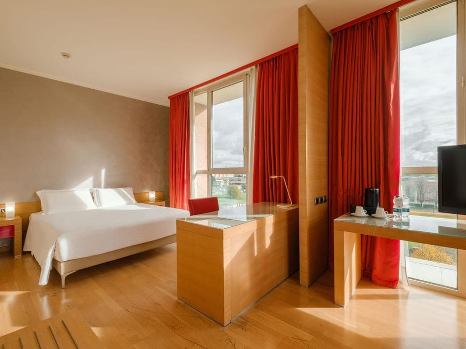 Junior Studio Suite | Minibar, in-room safe, desk, soundproofing