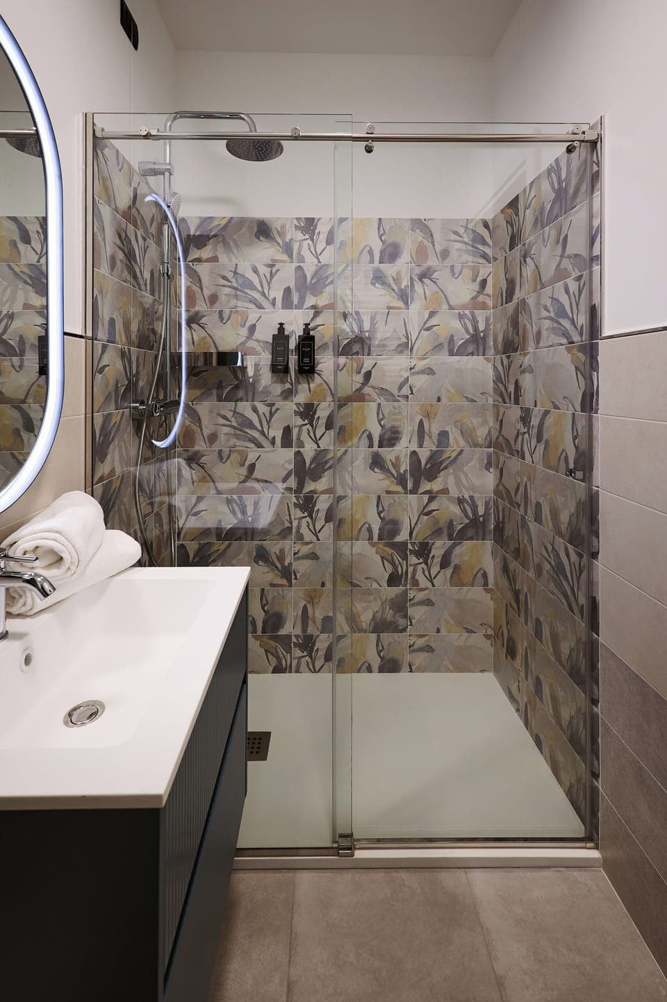 Basic Room | Bathroom | Shower, hair dryer, towels, soap