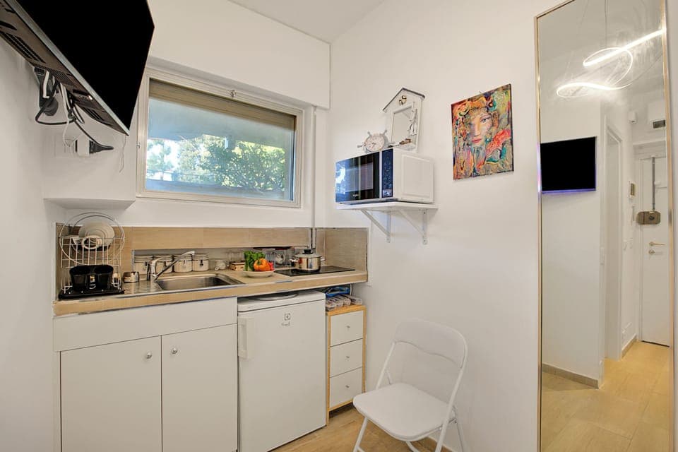 Fridge, microwave, stovetop, coffee/tea maker