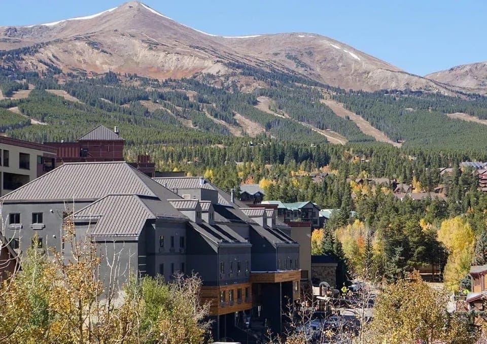 Stunning mountain views surround this charming alpine retreat, offering the perfect blend of nature and relaxation.