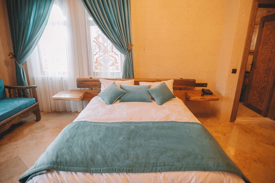 Suite | In-room safe, soundproofing, iron/ironing board, free WiFi