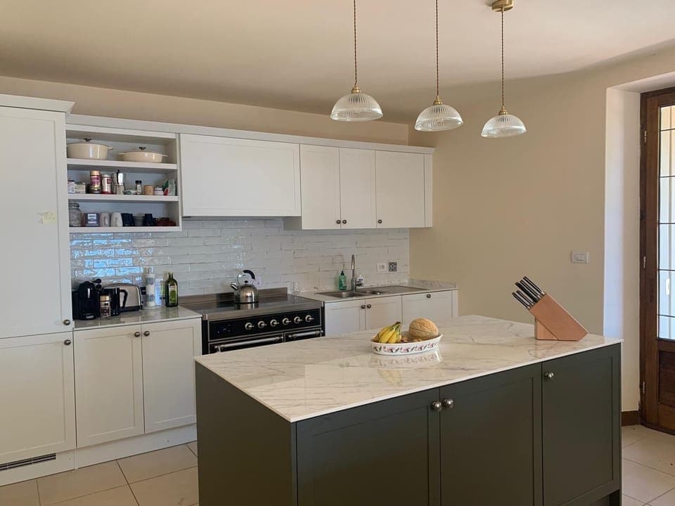 Kitchen, with central island