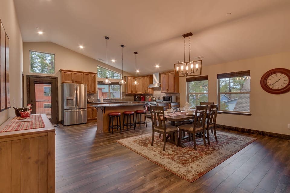 Spacious dining table for 6 and full kitchen
