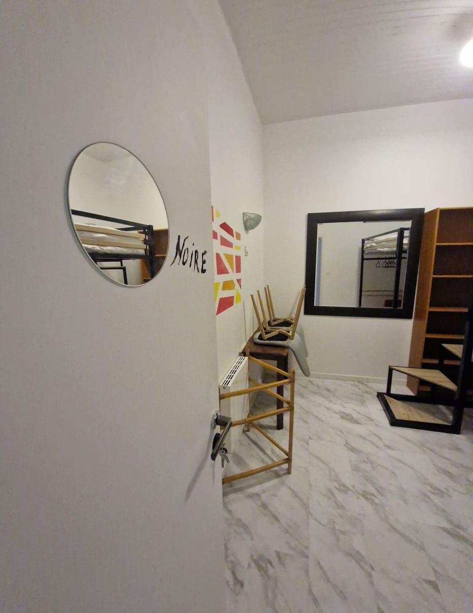 Chambre Quadruple Économique sans fenêtre (Noire) | Laptop workspace, soundproofing, free WiFi