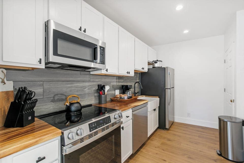 Deluxe Studio | Private kitchen | Coffee/tea maker, paper towels