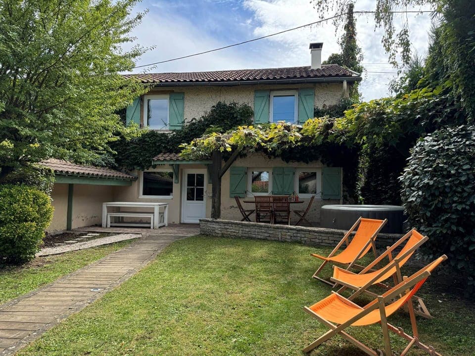 facade-maison-jardin-gite-charly-proche-lyon-auvergne-rhone-alpes