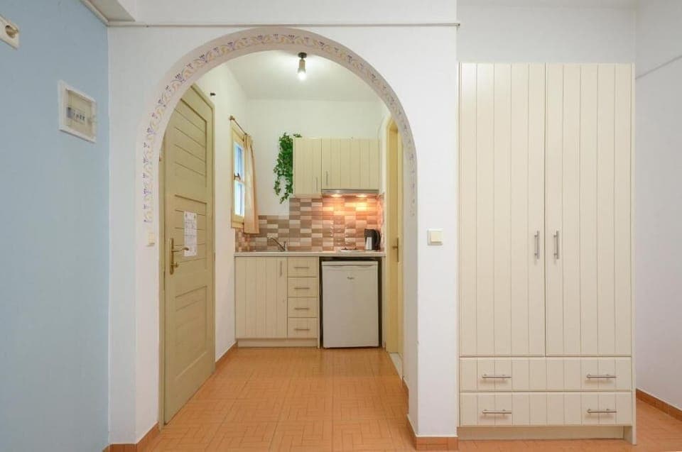 Standard Double Room, City View | Private kitchen | Mini-fridge, stovetop, cookware/dishes/utensils