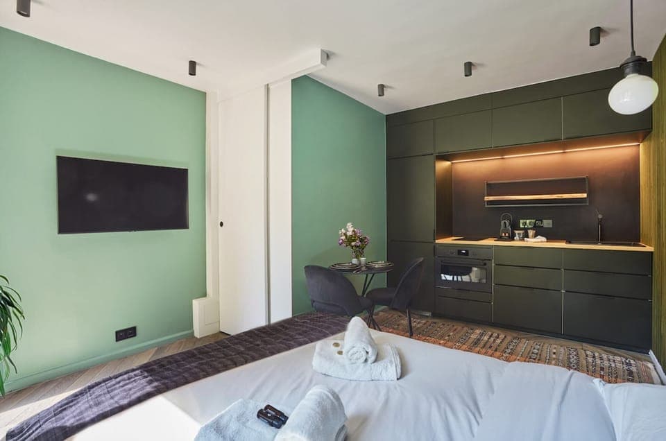 Charmant studio avec lit queen size, cuisine équipée, espace repas pour 2 et salle de bain complète