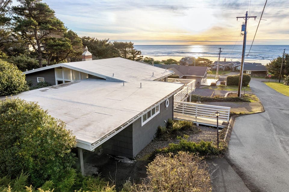 2 blocks to the beach access.