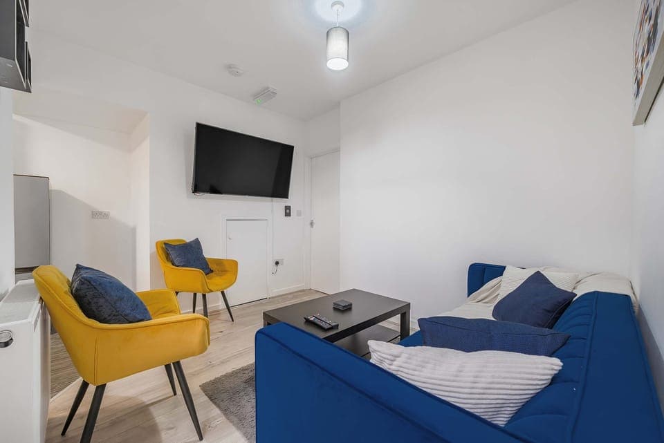 Perfect for small groups or workers, this living area offers comfort and functionality 🛋️💼