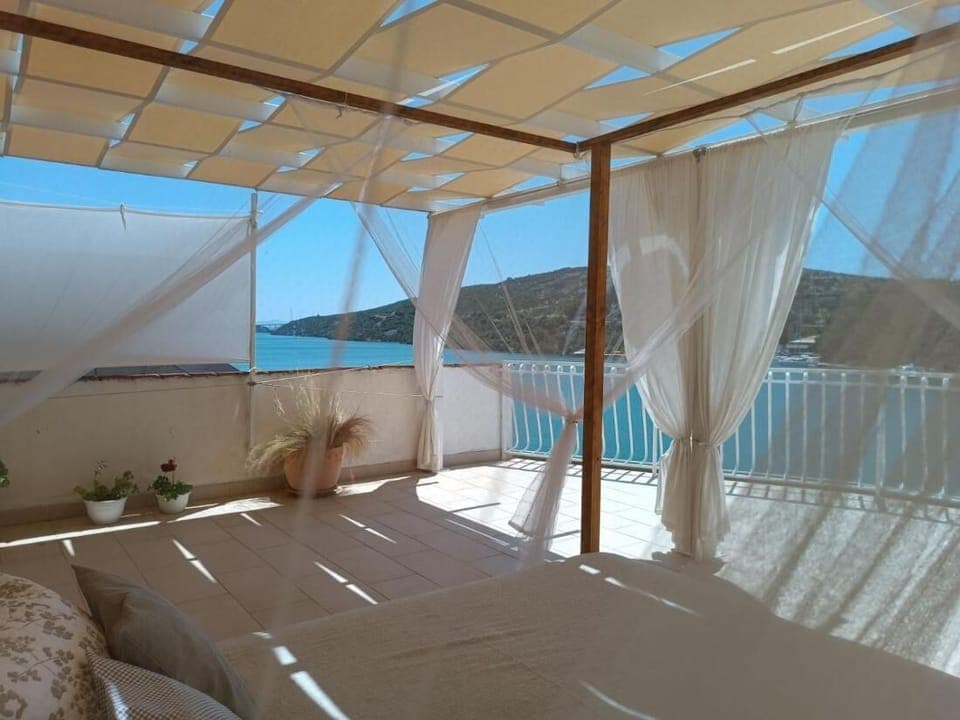 Room, 2 Bedrooms, Smoking, Balcony | 3 bedrooms