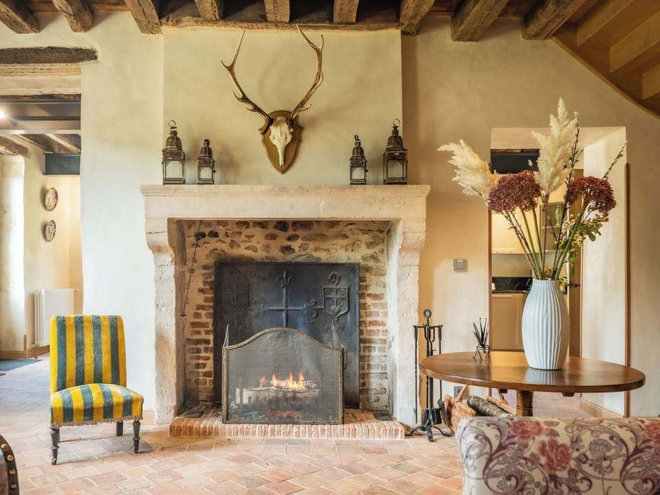 Maison du Meunier | Living area | 99-cm flat-screen TV with cable channels