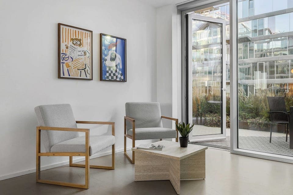 Cozy-corner in the living room. Perfect spot to read a book or share a coffee with your travel-partner.