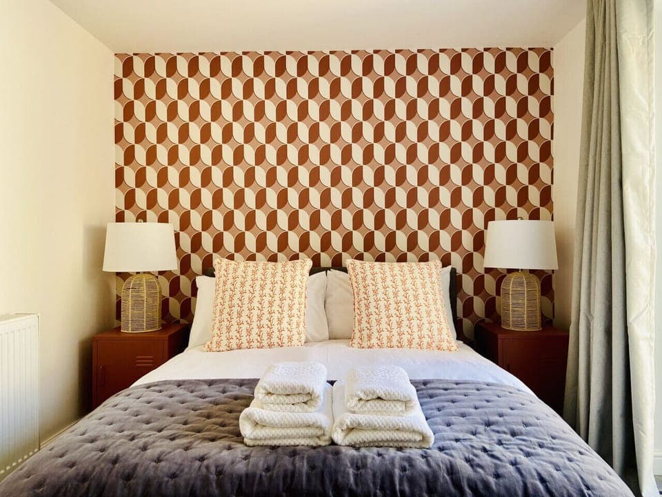 Family & pet friendly home with garden, brand-new kitchen & ample parking.