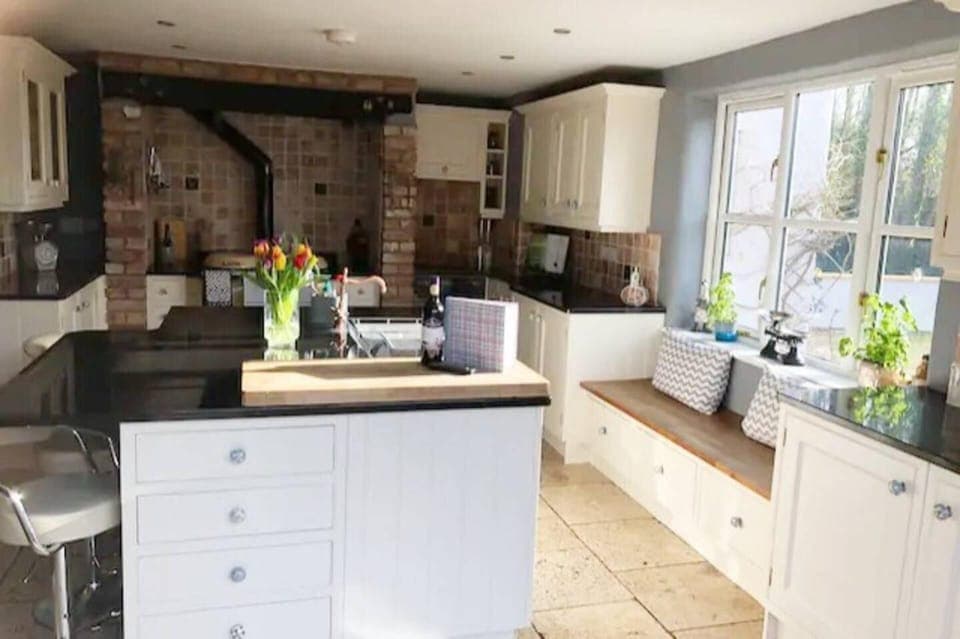 House | Private kitchen | Fridge, microwave, oven, stovetop