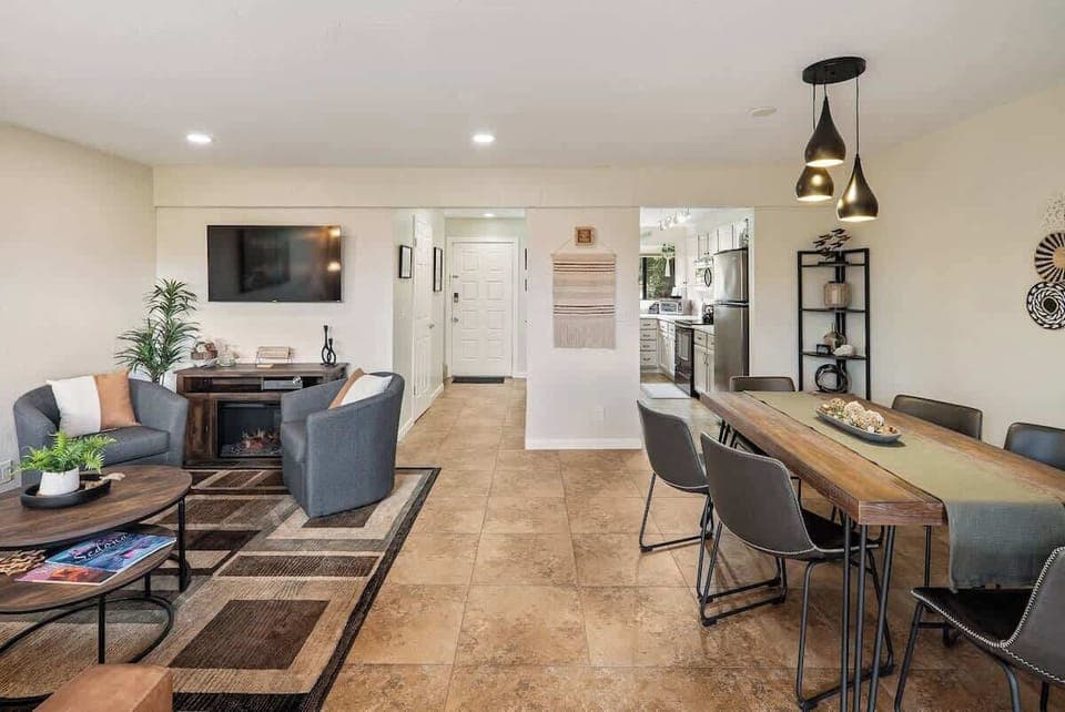 Living and dining room area, enjoy dining with friends and family.