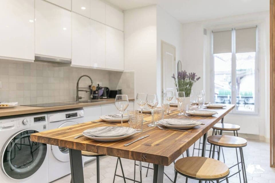 Cuisine équipée avec coin repas (1)