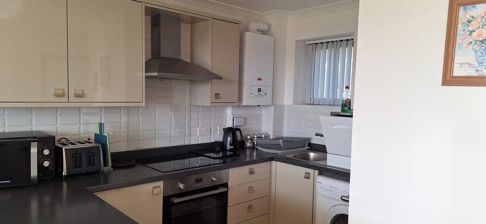 Cottage | Private kitchen | Fridge, microwave, oven, stovetop