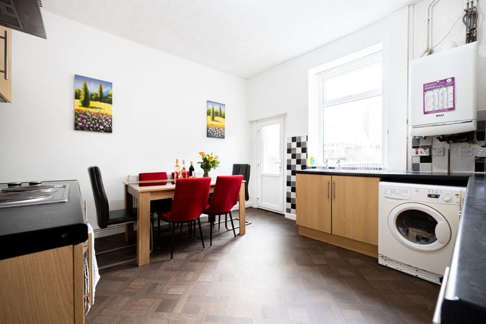 Well equipped kitchen/dinning area 