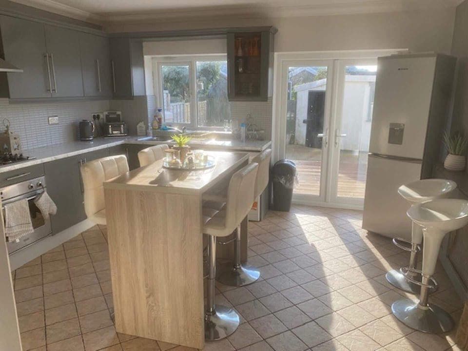 House | Private kitchen | Fridge, microwave, oven, stovetop