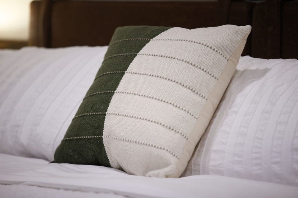 After a long day, there’s nothing better than sinking into the comfort of a plush king bed. The Rustic Retreat is built for rest, relaxation, and the perfect night’s sleep.