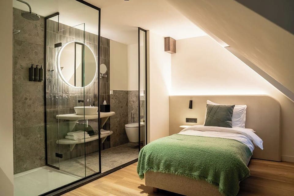 Comfort Single Room | In-room safe, laptop workspace, free WiFi, bed sheets