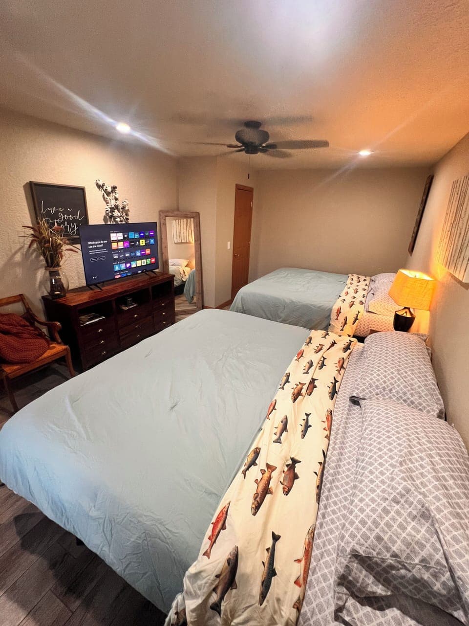 2 king beds with WiFi TV