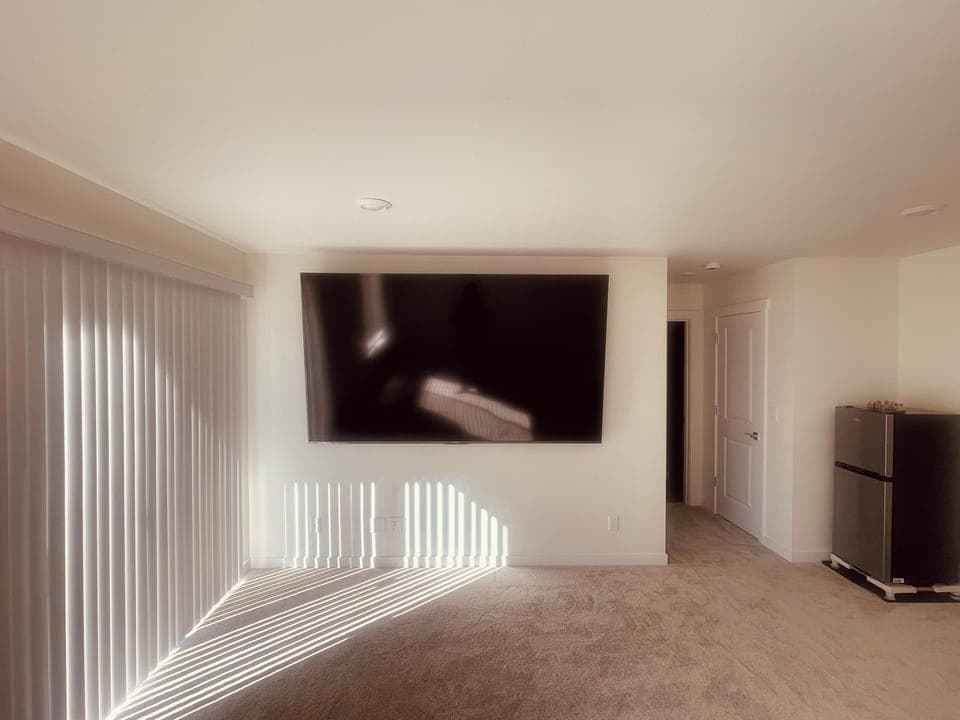 100 inch TV in living room . Enjoy personal theatre room.
