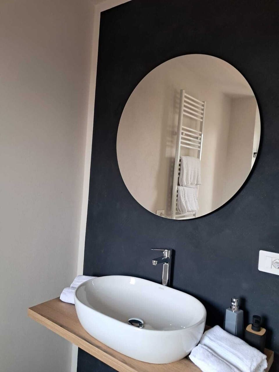 Deluxe Room | Bathroom | Hair dryer, towels, soap, shampoo