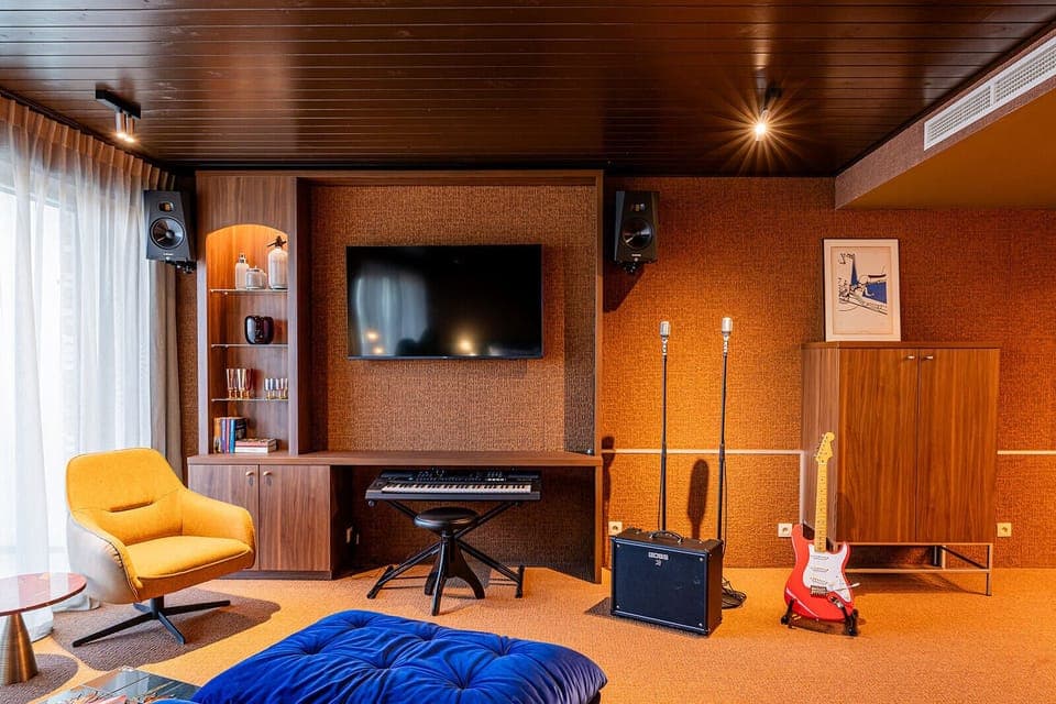 Record Suite | Blackout drapes, free WiFi, bed sheets