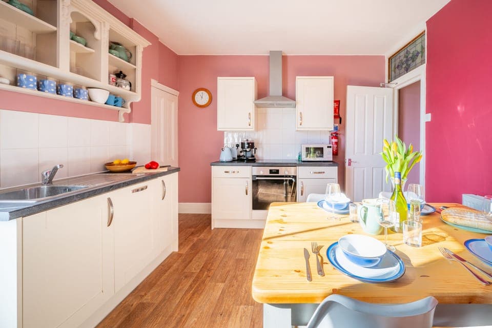 Harriet's, Cromer: Kitchen/ dining room with electric oven and induction hob, microwave, half-dishwasher and fridge-freezer