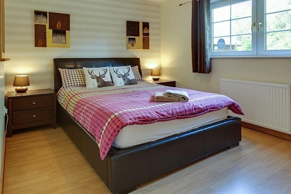 kingsize downstairs bedroom