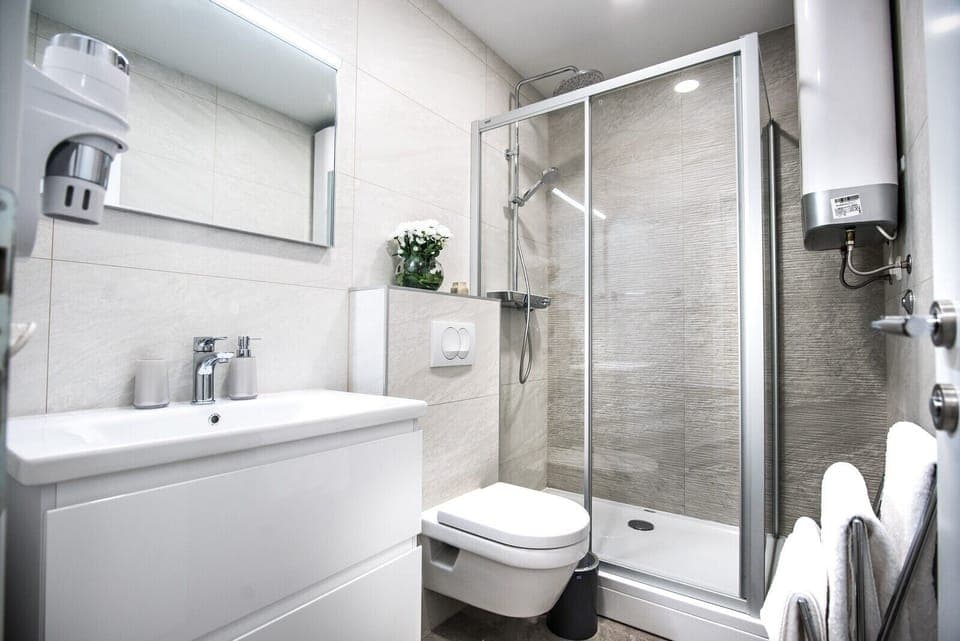 Double Room, Non Smoking, Private Bathroom | Bathroom | Shower, hair dryer, slippers, towels