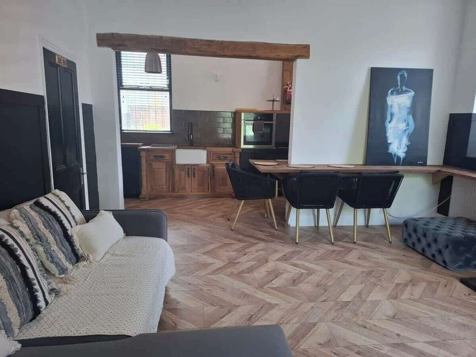 Cozy living room with smart TV
Comfortable lounge with plush seating, large smart TV and soft lighting, perfect for relaxing after a day in Manchester at Hosterooo (Rochdale)