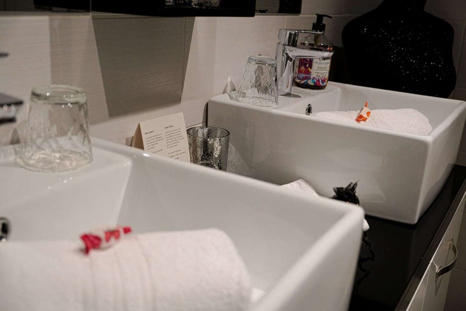 Deluxe Double Room, City View | Bathroom | Shower, hair dryer, bathrobes, slippers