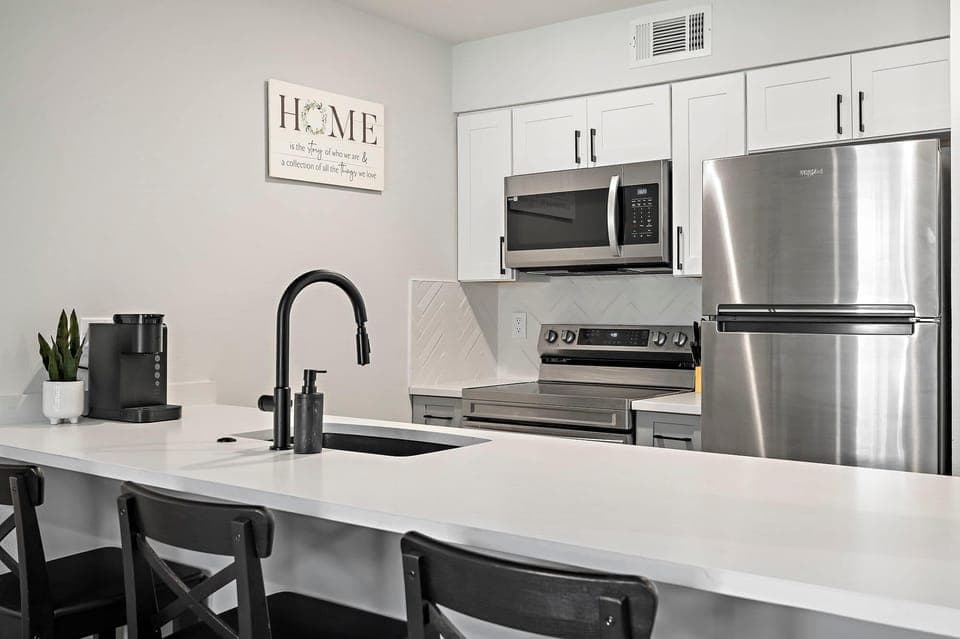 Enjoy the convenience of our fully equipped kitchen, designed with everything you need to prepare delicious meals during your stay.