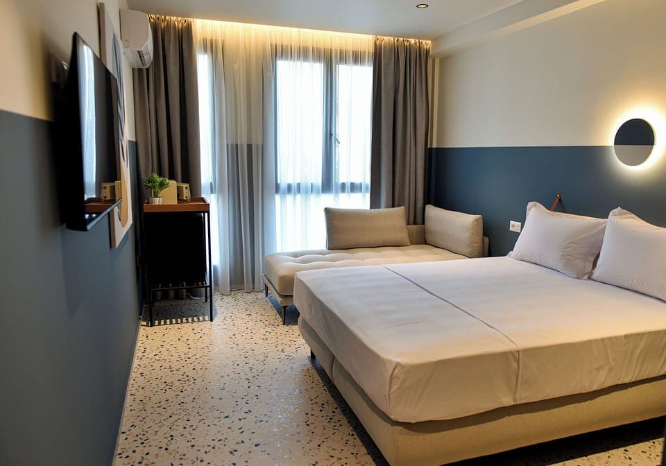 Triple Room | In-room safe, desk, blackout drapes, iron/ironing board