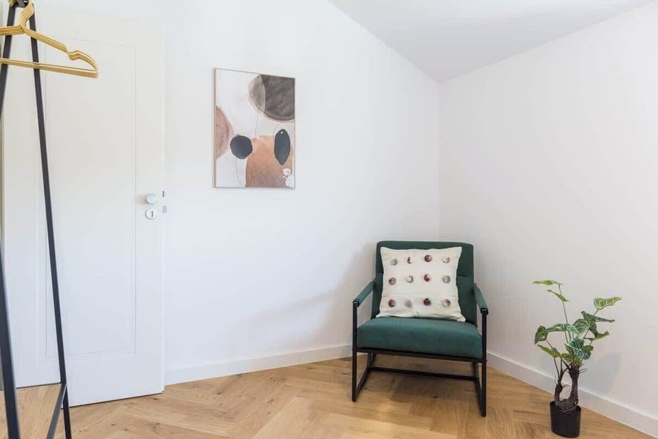 Praktische Möglichkeiten zum Aufhängen deiner Kleidung sorgen für Ordnung und Übersicht. So bleibt dein Raum stets ordentlich und du findest alles, was du brauchst, im Handumdrehen.