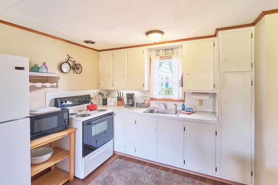 Whip up your favorites in a fully stocked kitchen — cookware and utensils included. 🍳🍴