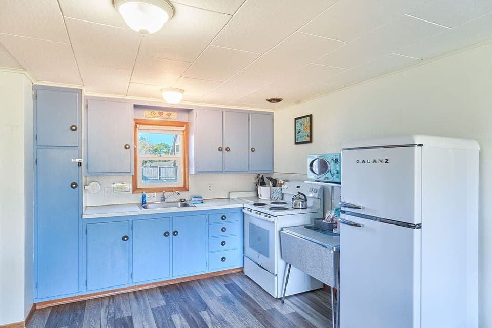 A fully stocked kitchen — cookware, dishes, and utensils included. 🍳🍴